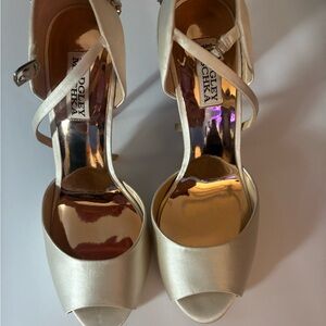 Badgley Mischka Elegant Cream Peep-Toe Heels